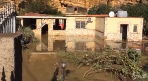 Maltempo, i Vigili del fuoco recuperano i corpi di 9 persone annegate in casa a Casteldaccia (Palermo)