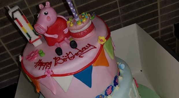 Paga una 'torta sospesa' per il compleanno della figlia morta: il gesto del donatore misterioso commuove il web