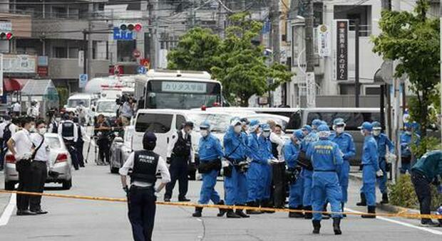 Terrore a Tokyo, uomo accoltella 10 persone su un treno di pendolari: due sono gravi