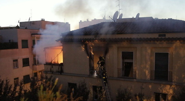 Incendio al Salario, attico in fiamme: intossicato il proprietario, evacuato il palazzo