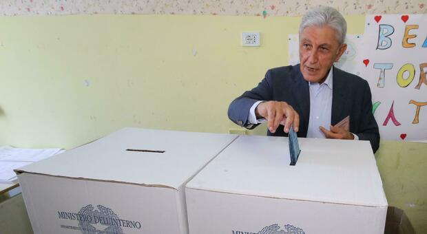 Elezioni a Napoli, Bassolino vota a Posillipo nel seggio della scuola Cimarosa