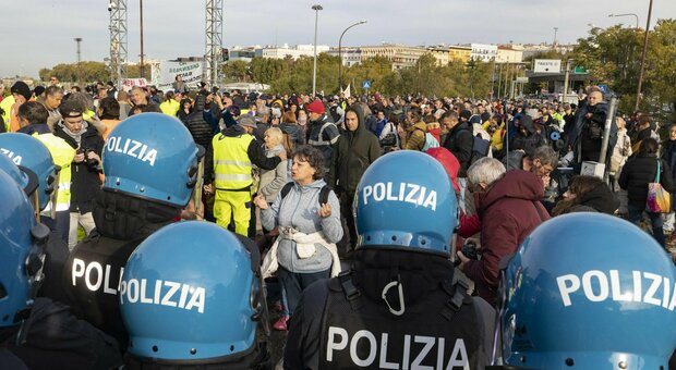 Covid, boom di contagi a Trieste dopo le proteste no Green pass. Il prefetto: «Stop manifestazioni fino a fine anno»