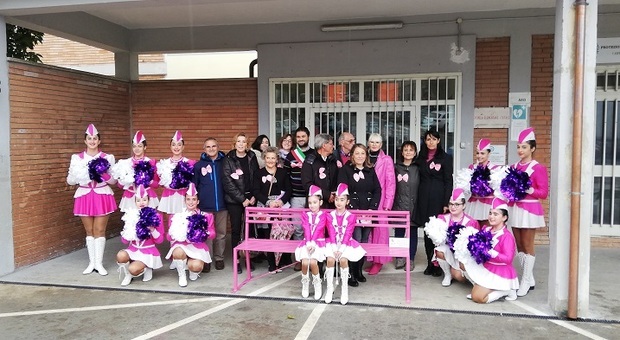 Festa grande a Casperia per ricevere la delegazione della Lilt, inaugurata panchina rosa