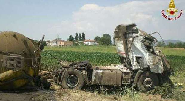 Schianto tra furgone e autocisterna, morti gli autisti dei due mezzi