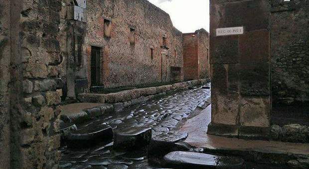 Pompei, la conta dei danni del maltempo: lupanare, casa del Fauno e tempio di Apollo chiusi per verifiche