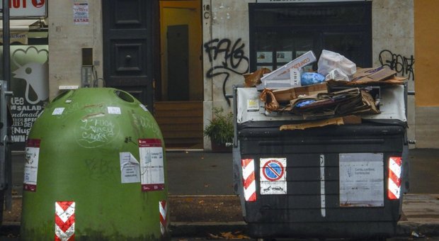 Raccolta rifiuti e pulizia, il Comune boccia l'Ama: «Sporca una strada su tre»