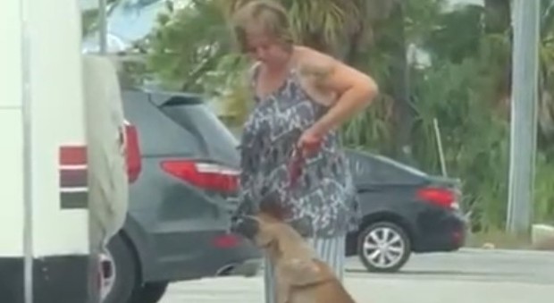Tenta di strangolare il cane col collare a strozzo, ma viene filmata e arrestata