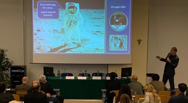 L'astronauta Nespoli in cattedra alla Cattolica: «Ecco come si prepara una missione spaziale»