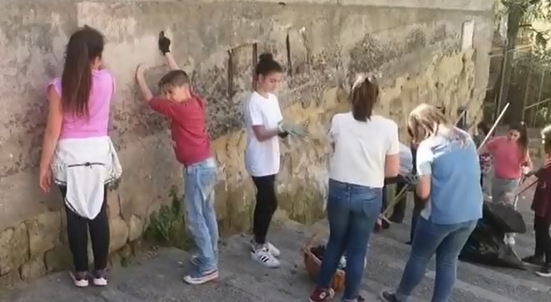 Gli alunni dell'istituto Nevio ripuliscono i gradoni Torre Cervati