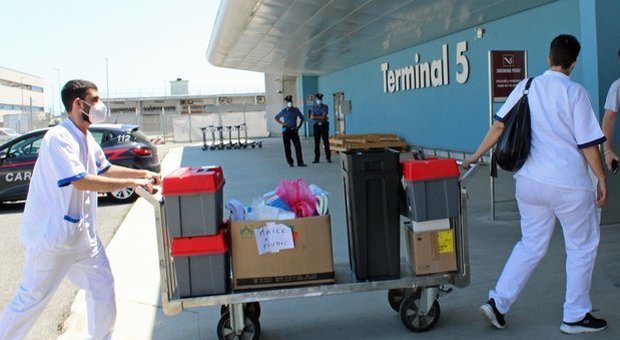 Coronavirus, a Roma e Milano due voli dal Qatar con 154 bengalesi: «Tutti respinti». Tamponi per gli altri