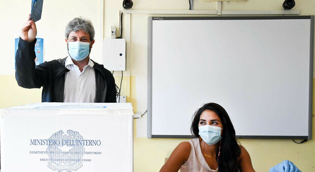 Elezioni a Napoli, Fico vota a Posillipo nell'Istituto comprensivo Della Valle