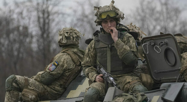 Un soldato in Ucraina con giubotto antiproiettile