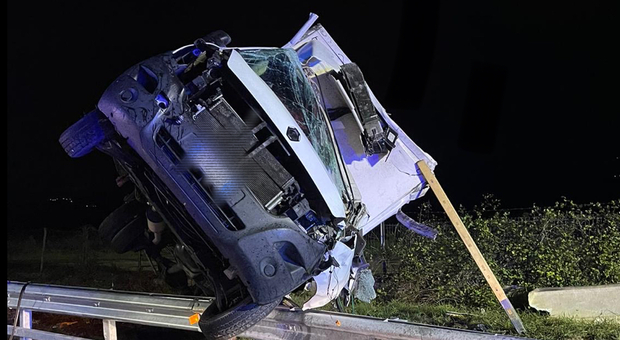 Furgone si ribalta, muore l'autista e traffico in tilt sull'A1 a Ferentino