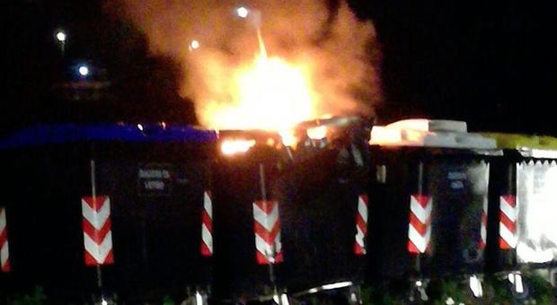 Roma, Rifiuti, sette cassonetti in fiamme nella notte a Monteverde