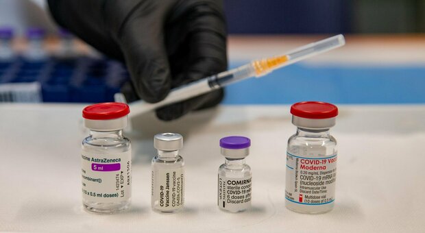 Mix vaccini, l'Ema valuta i dati: deciderà se raccomandare la miscela fra prima e seconda dose