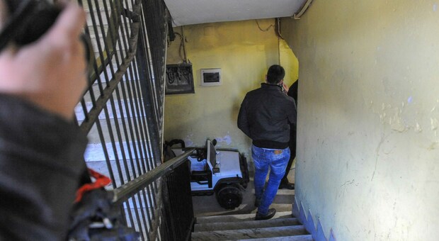 Dimentica le chiavi di casa, prova a entrare dal balcone e cade nel vuoto: morto 43enne vicino Roma