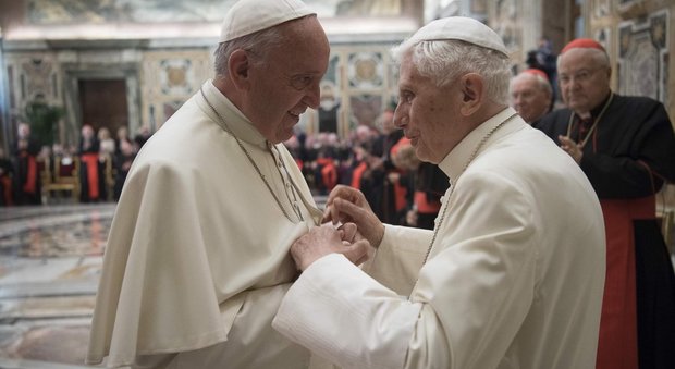L'abbraccio fra i due Papi per la festa di Ratzinger