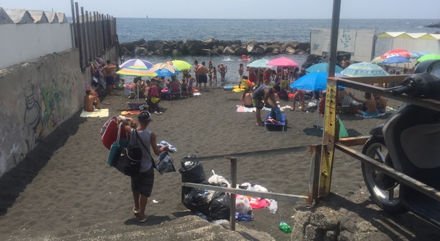 Incivili al mare: sacchetti di rifiuti abbandonati sulla spiaggia libera