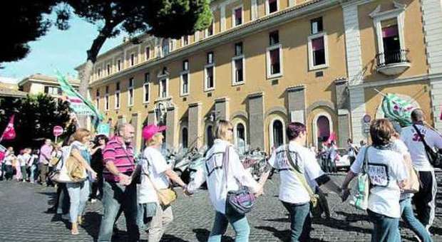 Roma, per i lavoratori del Fatebenefratelli ​sciopero e girotondo attorno all'Isola Tiberina