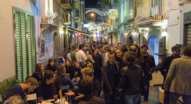 Vigilia, a Napoli movida senza vetro: vietate bottiglie e bicchieri ai Baretti e in piazza Bellini