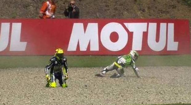 MotoGp, Rossi cade e viene sfiorato da Bautista: abrasione al dito mignolo. Marquez in pole