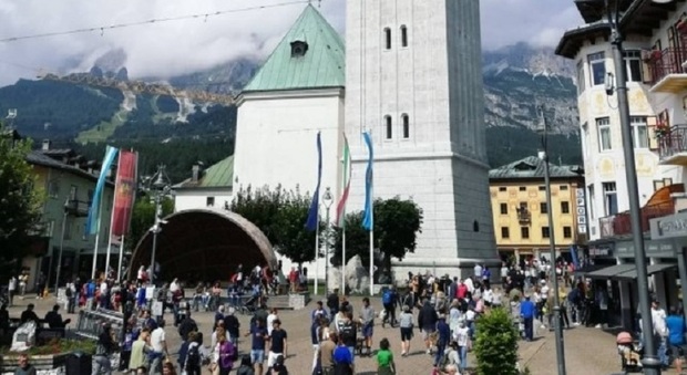 Ferragosto a Cortina, tra fuochi e guide alpine: omaggio a tradizioni e appuntamenti classici. Presente anche quest'anno Bruno Vespa