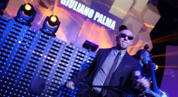 Giuliano Palma a Civitanova, un successo le sue rivisitazioni delle canzoni celebri