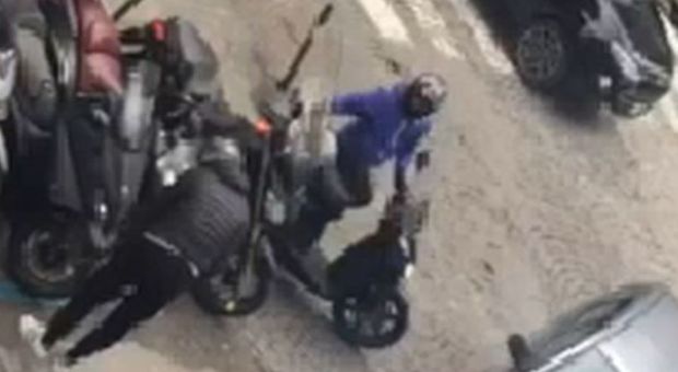 Guarda il video | Napoli. Ladri in azione rubano scooter: come proteggere la vostra moto