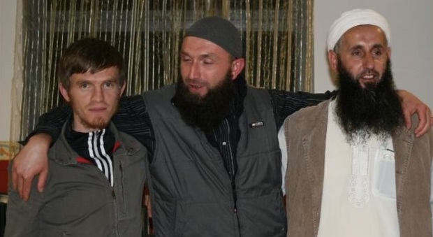 Foto di gruppo per i "bellunesi" Munifer Karamaleski (a sinistra) e Ismar Mesinovic con (a destra) l'imam Bilal Bosnic