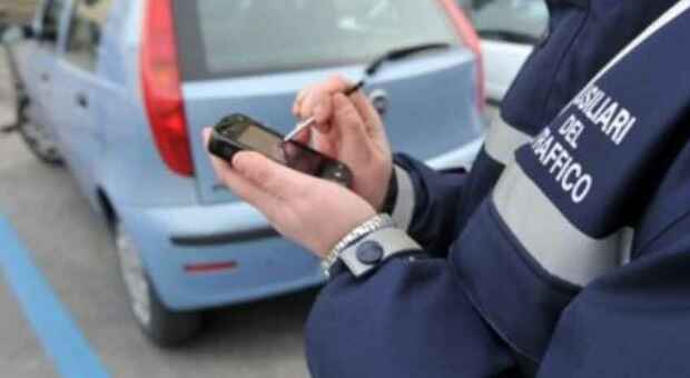 Ticket del parcheggio scaduto da un minuto: multato automobilista a Lecce. Il Comune: «Falso»