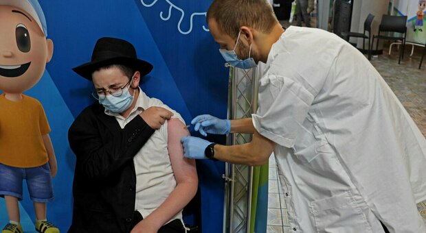 Vaccino, terza dose Pfizer efficace all'86% contro il contagio: lo studio da Israele