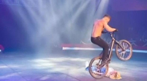 Ilary Blasi, esibizione da brividi al Circo: rischia di essere travolta da una bicicletta