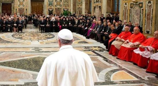 Il Papa: aprire Chiesa alla modernità. Giovani disoccupati e vecchi soli i mali più grandi