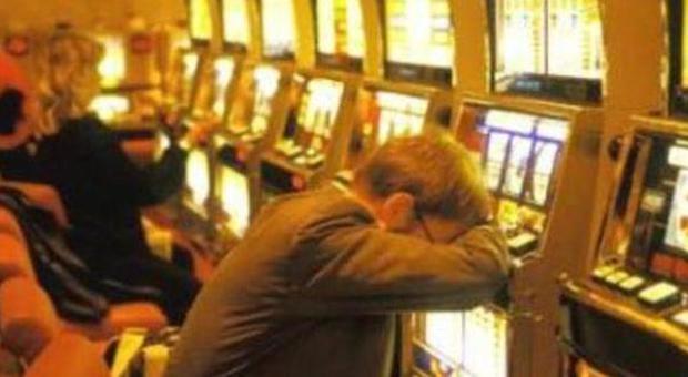 Gioco d'azzardo, banchiere confessa: «Rubato soldi in ufficio per le macchinette»