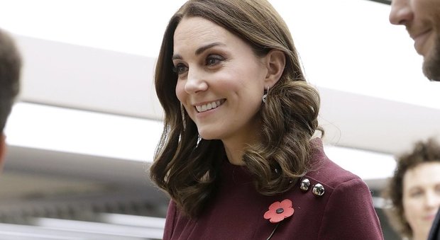Londra, Kate onora i caduti appuntando sull'abito il “papavero del ricordo”