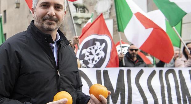 De Vito arrestato, CasaPound porta le arance alla Raggi: «Dimissioni subito»