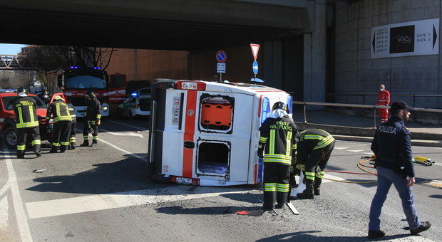 Milano, ambulanza in emergenza si schianta all'incrocio e si ribalta: due feriti