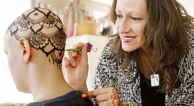 Tatuaggi all'Henné, la storia di Hollie: «La mia arte per le donne malate di cancro»