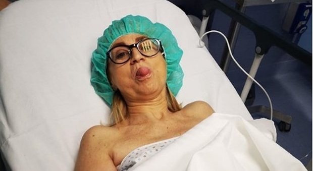 Luciana Littizzetto in sala operatoria dopo l’incidente: «Tutto ok!»
