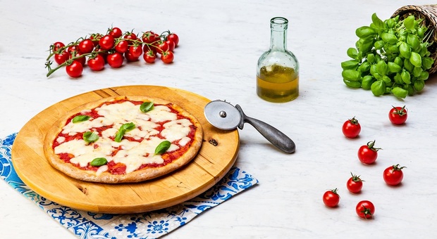 Il 2020 è stato l’anno della pizza fatta in casa: 2 italiani su 3 l’hanno preparata almeno due volte al mese