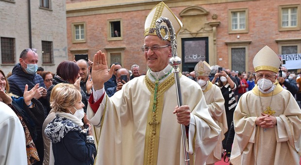 La decisione del Papa: «Salvucci sarà anche il vescovo di Urbino». Ma ci sono anche forti polemiche