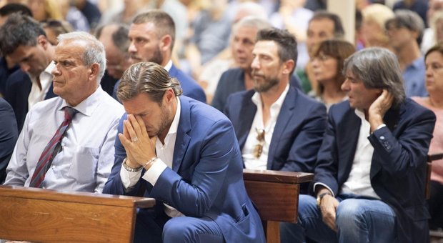Roma, Totti ricorda Giorgio Rossi: Di Francesco e De Rossi ai funerali