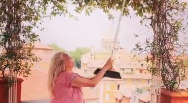 Mara Venier, il video in cui caccia i gabbiani con la scopa fa il giro del web: «Cag***, non se ne può più»