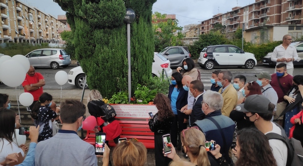 La panchina rossa dedicata a Pamela Mastropietro a Campo dell'Oro