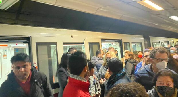 Roma, Metro A bloccata tra Termini e San Giovanni per una persona sui binari, caos in stazione