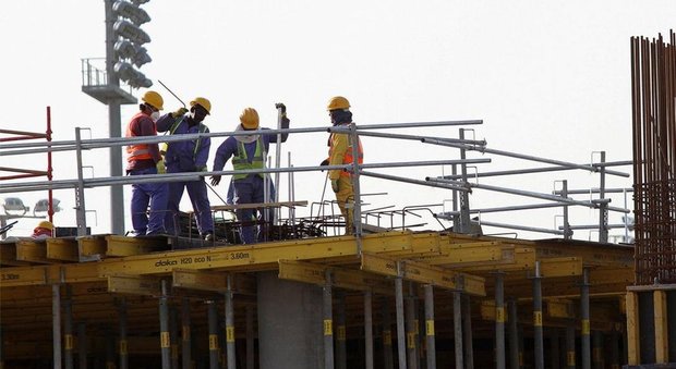Qatar, più diritti ai lavoratori migranti: la spinta dei Mondiali di calcio del 2022