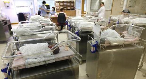 Nonna in menopausa partorisce il bimbo della figlia senza utero: il neonato concepito in provetta