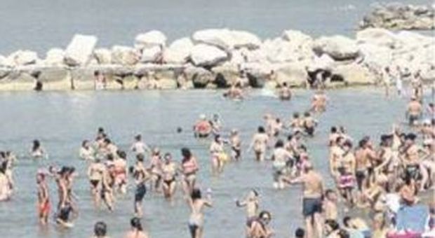 Mare più pulito nel Salernitano, i bagnanti: «Soltanto di buon mattino»