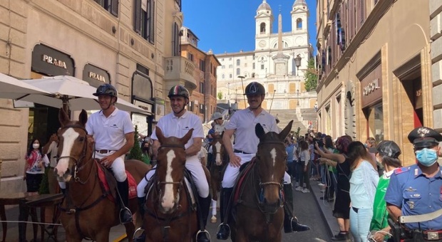 Piazza di Siena: con la passeggiata a cavallo per il centro di Roma si apre l'edizione dei record