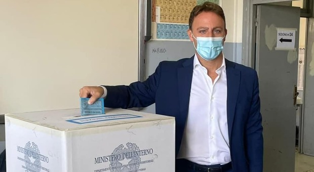 Elezioni a Salerno, De Luca e i figli al voto separati, poi il sindaco Napoli